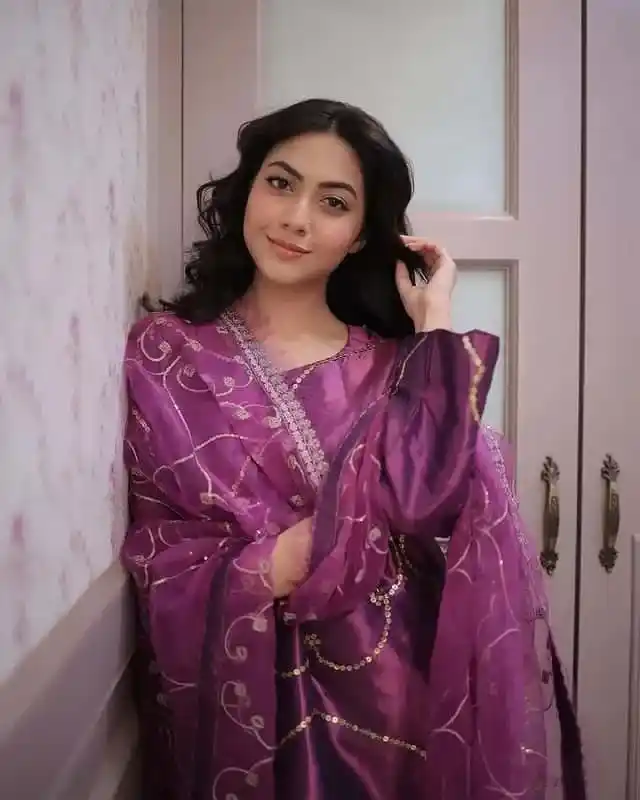 cute simple girl pic