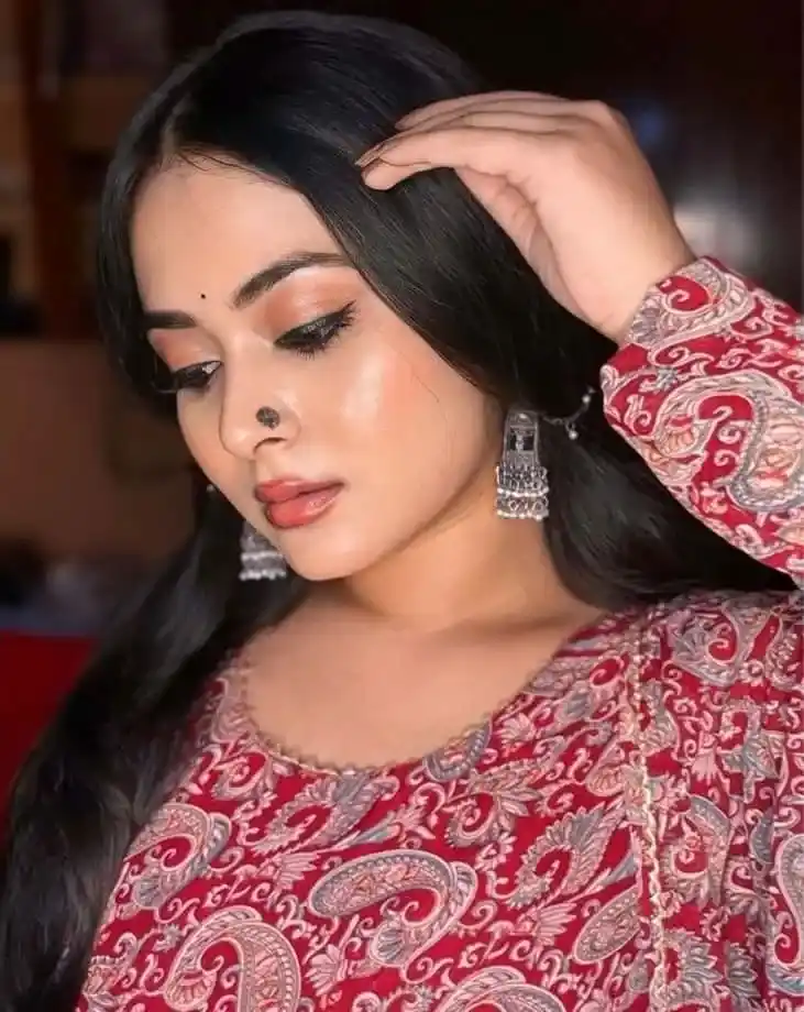 simple girl eyes pic