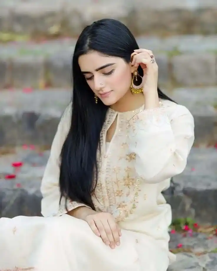 simple mehndi design pic for girl