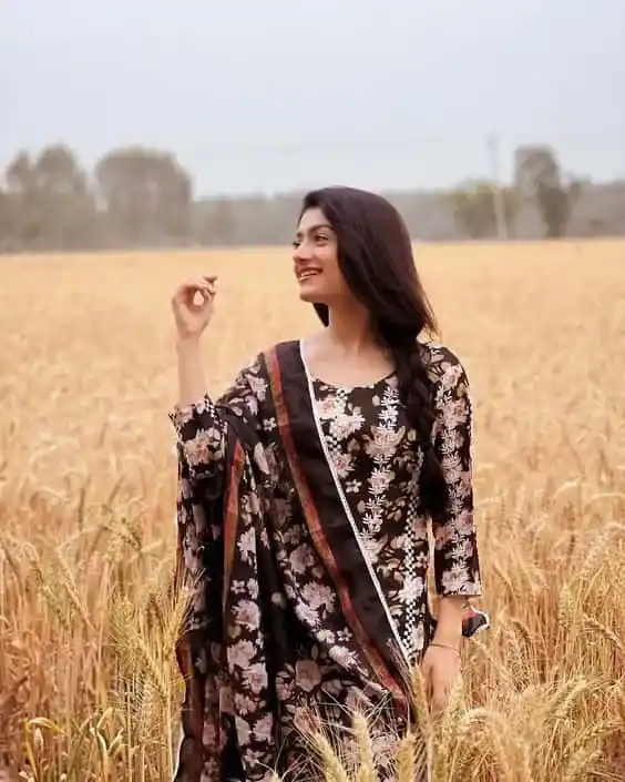 simple punjabi suit girl pic
