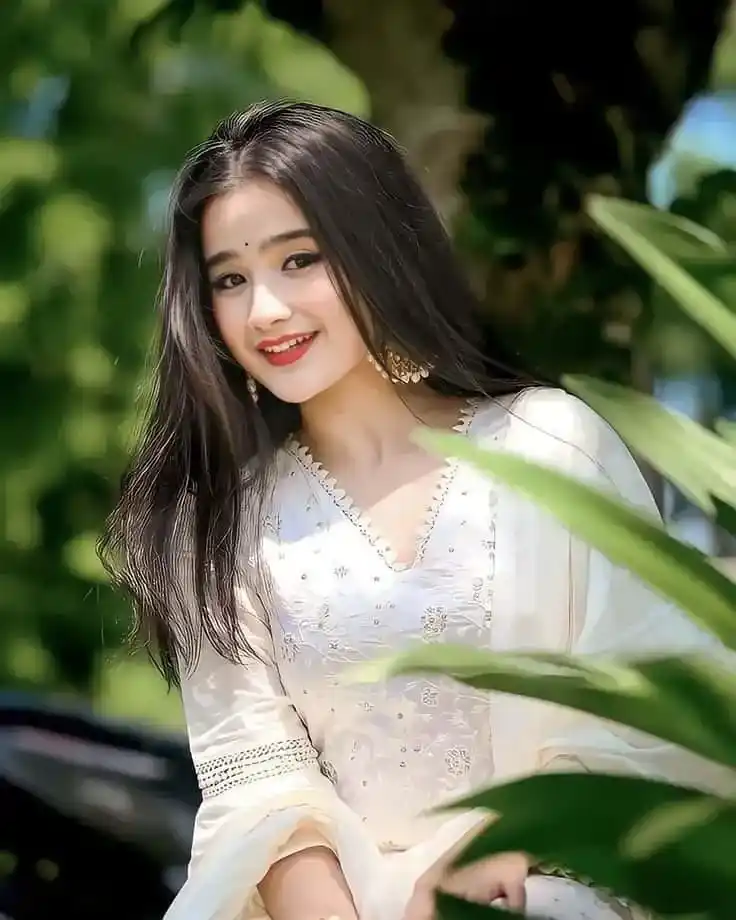 simple girl pic indian