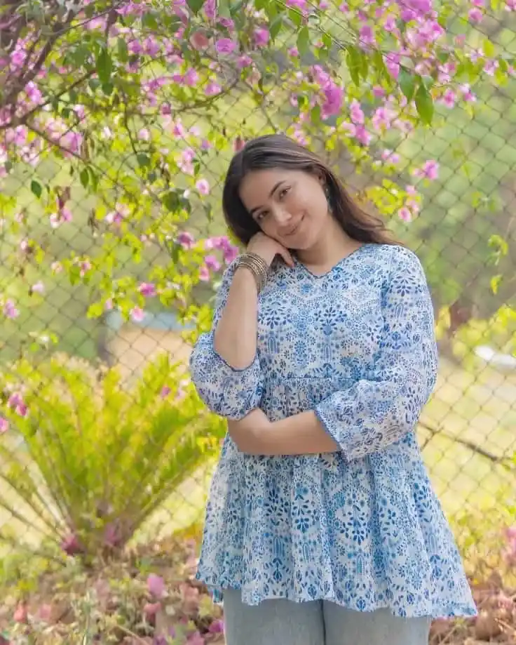 cute simple girl pic