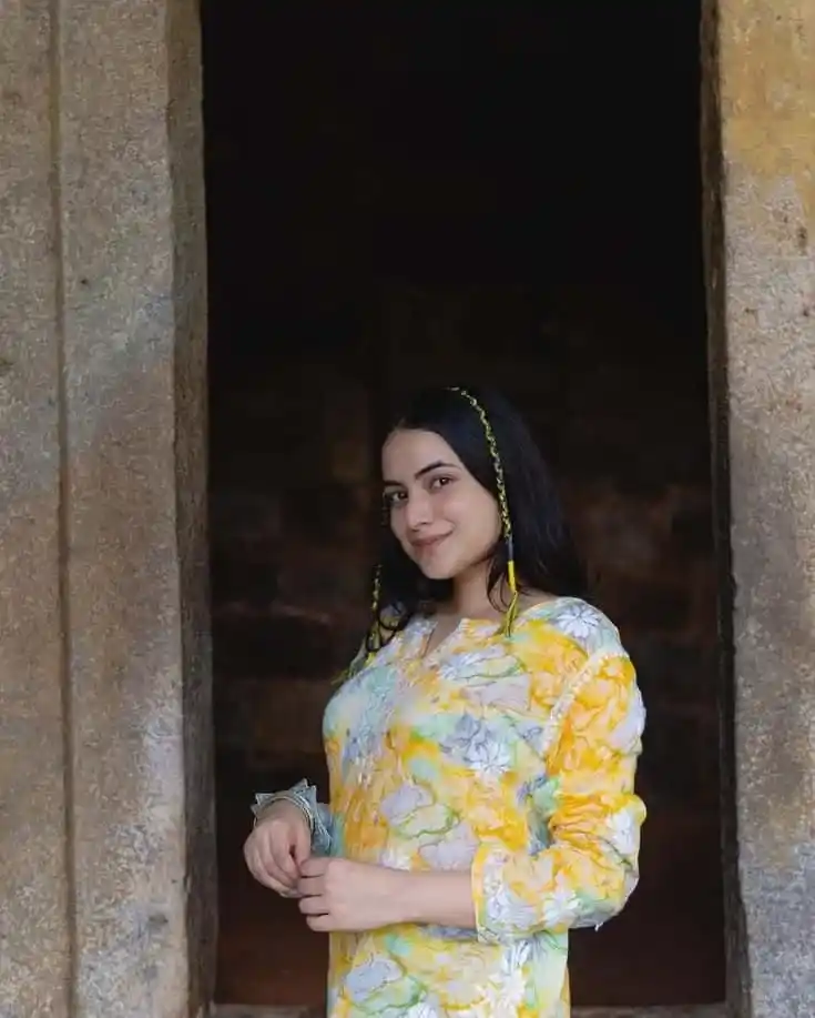 cute simple girl pic