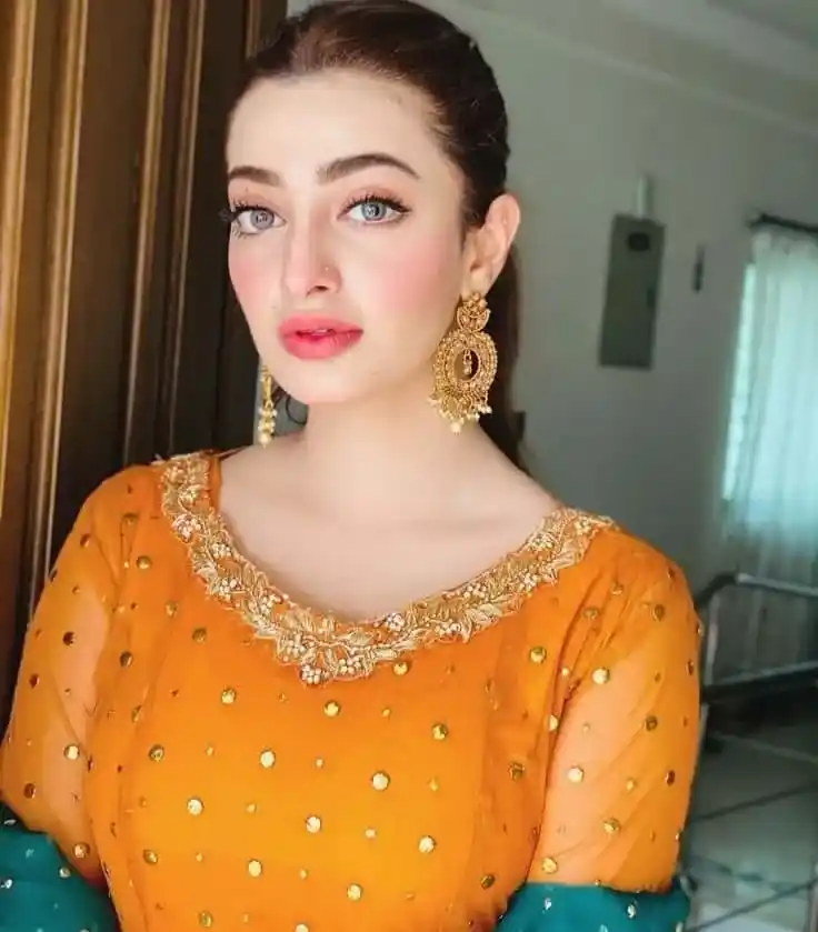 cute simple girl pic