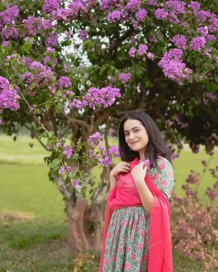 cute simple girl pic